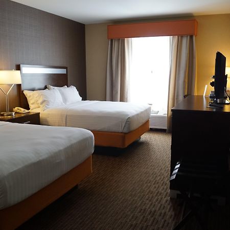 Holiday Inn Express Hotel & Suites Watertown - Thousand Islands By Ihg Екстер'єр фото