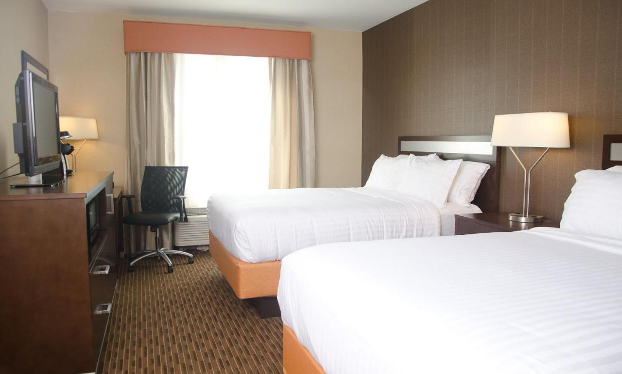 Holiday Inn Express Hotel & Suites Watertown - Thousand Islands By Ihg Екстер'єр фото