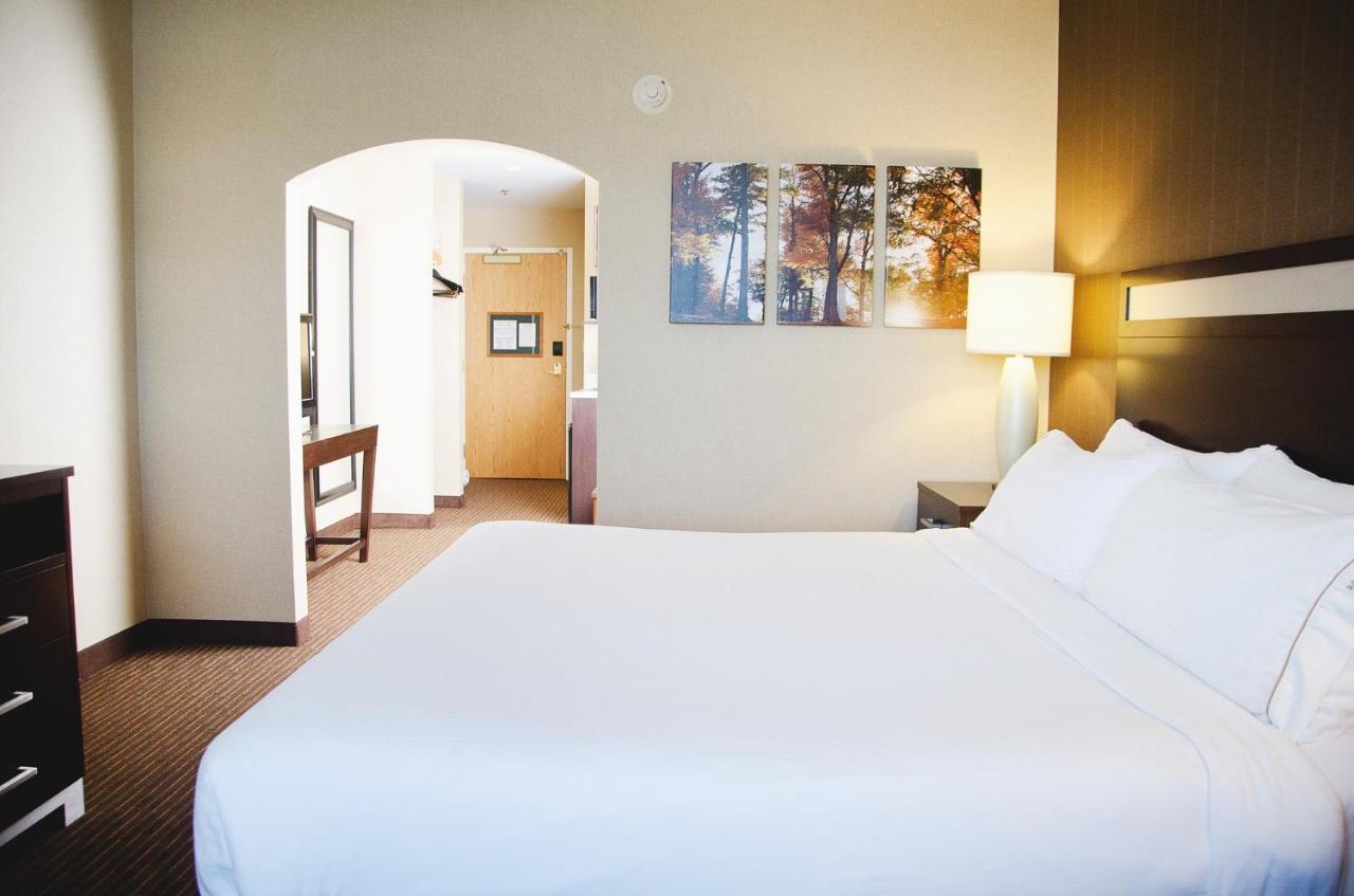 Holiday Inn Express Hotel & Suites Watertown - Thousand Islands By Ihg Екстер'єр фото