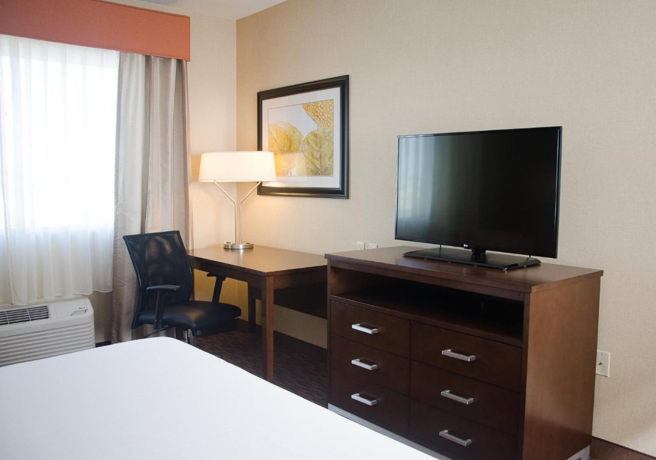 Holiday Inn Express Hotel & Suites Watertown - Thousand Islands By Ihg Екстер'єр фото