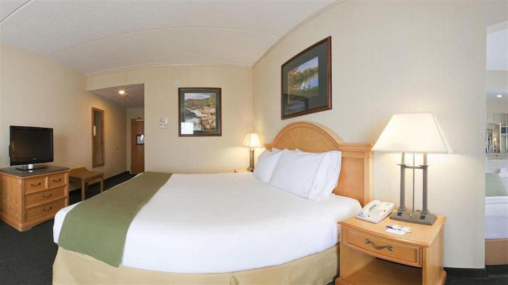 Holiday Inn Express Hotel & Suites Watertown - Thousand Islands By Ihg Екстер'єр фото