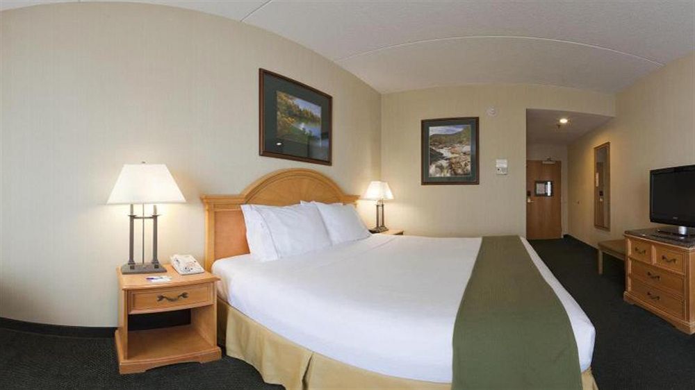 Holiday Inn Express Hotel & Suites Watertown - Thousand Islands By Ihg Екстер'єр фото