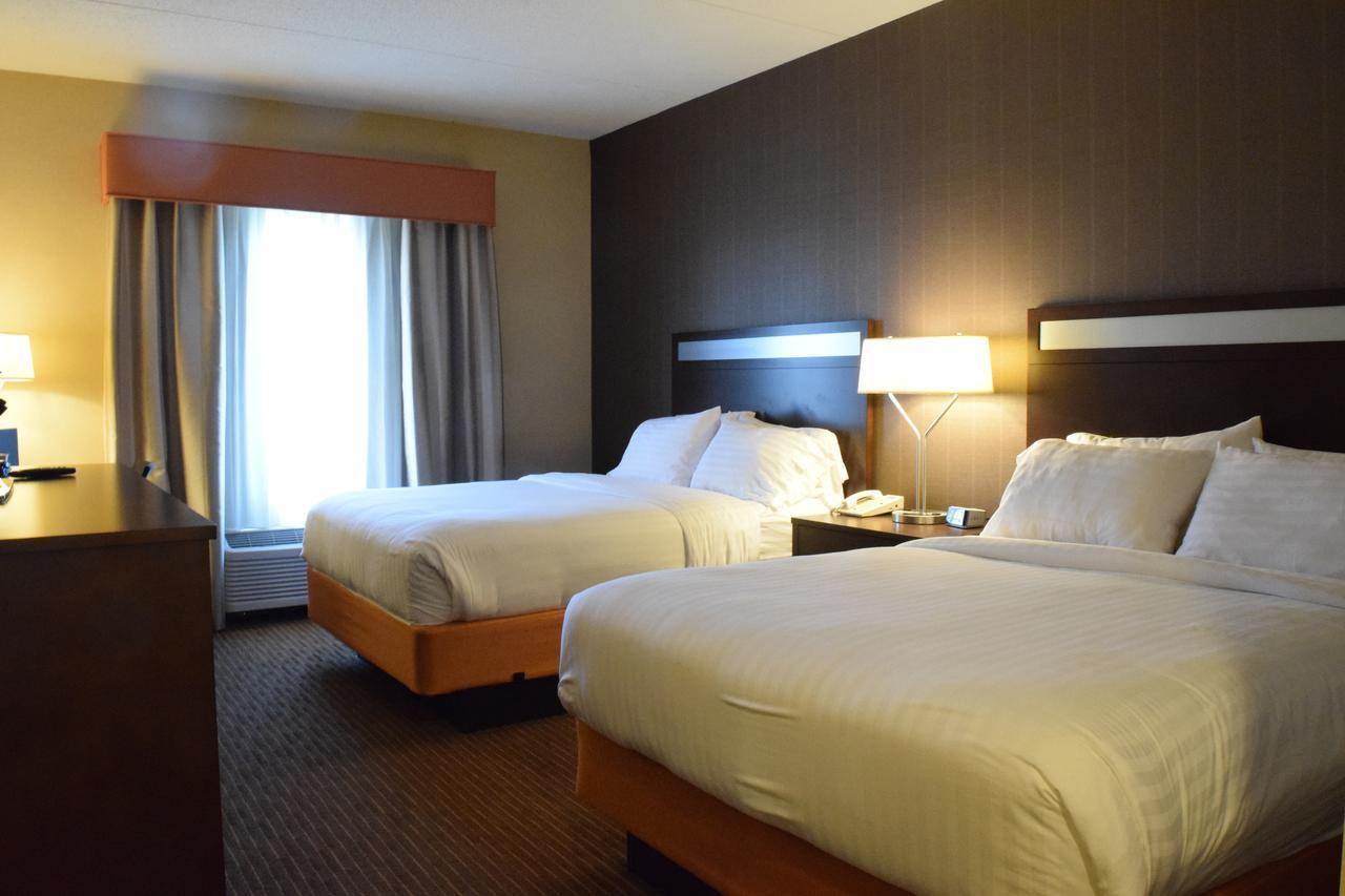 Holiday Inn Express Hotel & Suites Watertown - Thousand Islands By Ihg Екстер'єр фото