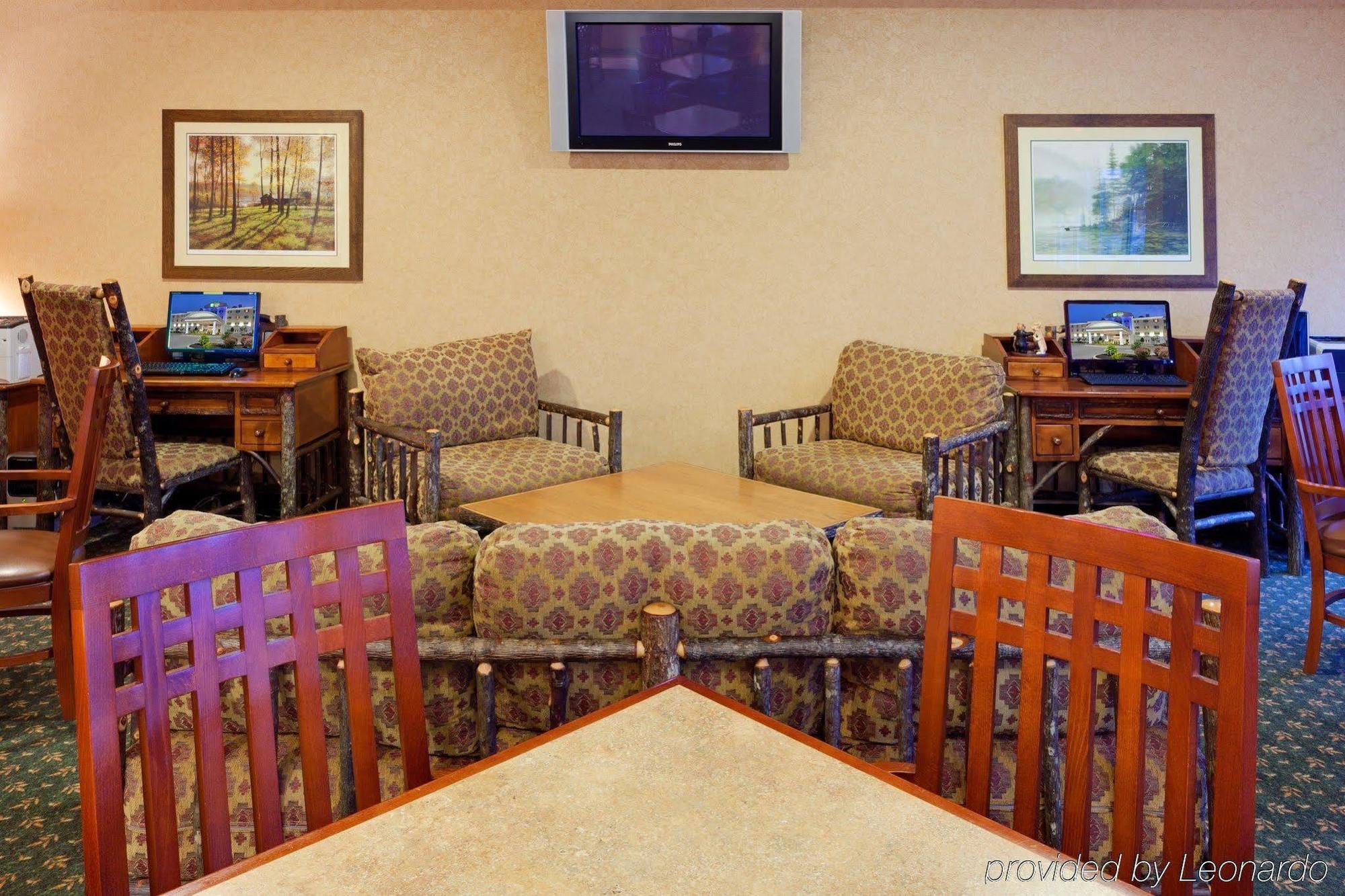 Holiday Inn Express Hotel & Suites Watertown - Thousand Islands By Ihg Екстер'єр фото