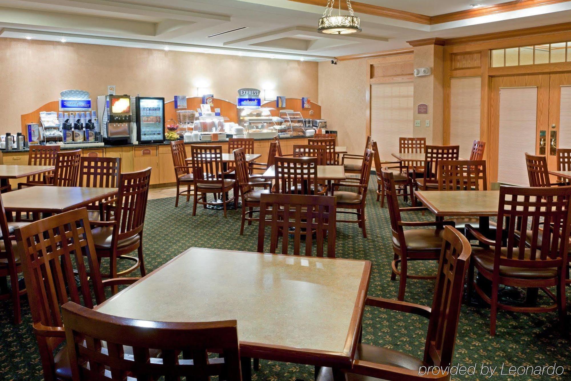 Holiday Inn Express Hotel & Suites Watertown - Thousand Islands By Ihg Екстер'єр фото