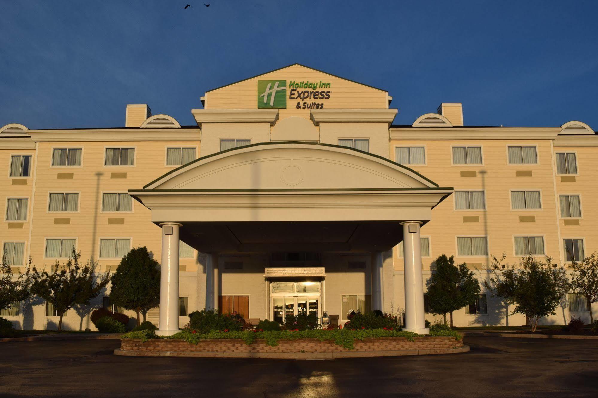 Holiday Inn Express Hotel & Suites Watertown - Thousand Islands By Ihg Екстер'єр фото