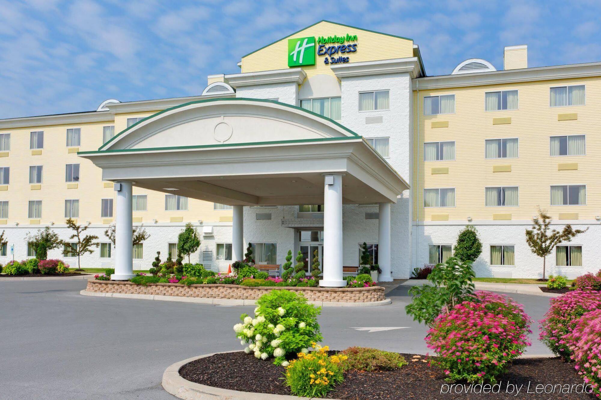 Holiday Inn Express Hotel & Suites Watertown - Thousand Islands By Ihg Екстер'єр фото